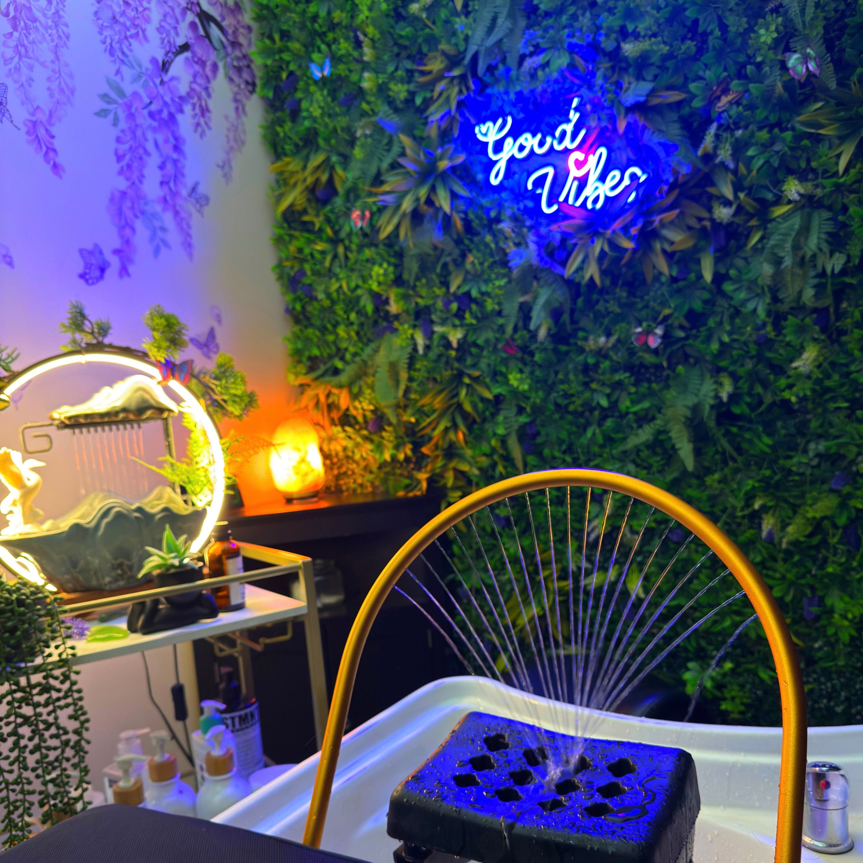 Head spa semi-private room on SQUIRE
